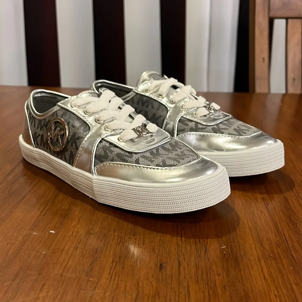 Michael Kors Ivy Low Artic Shoes Sneakers new silver Youth Girls Size 3